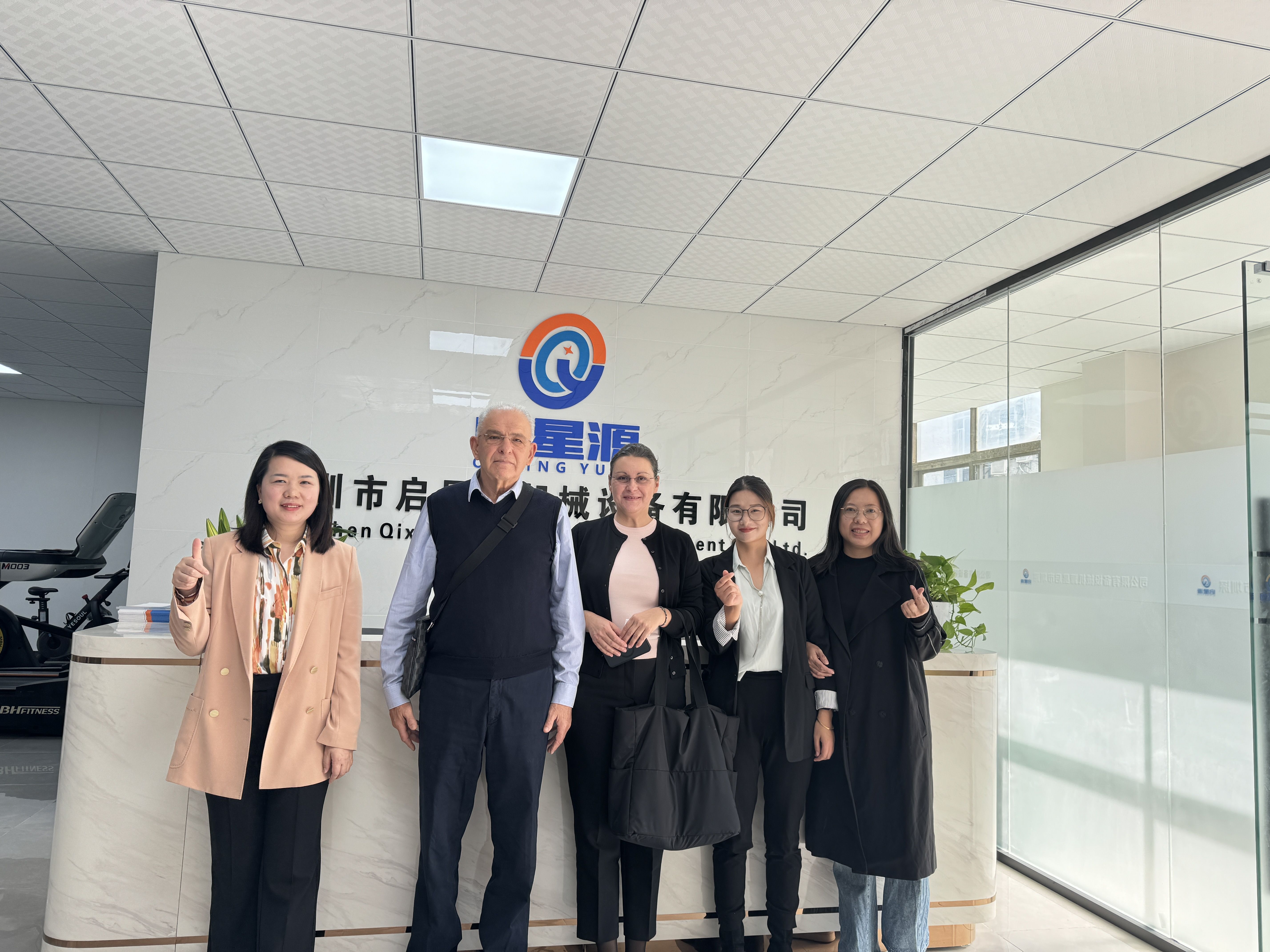 Welcome Mr.Savo et Mrs.Irena ad Shenzhen Qixingyuan apparatus apparatu Co., Ltd. Iterum